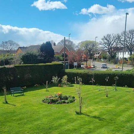 Spacious Self Contained Flat In Superb Location Lymington Exterior photo